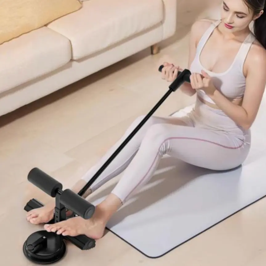 Дівчина тренується з тренажером DK‑03 на килимку вдома